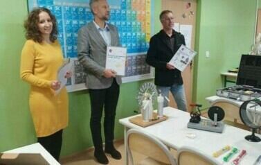 Pan Prezydent Zgierza, Pan Naczelink Wydziału Oświaty, Pani Dyrektor Szkoły z podziękowaniami. 
