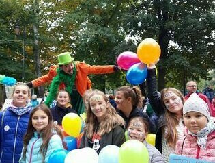 Wsp&oacute;lne zdjęcie uczni&oacute;w w parku.