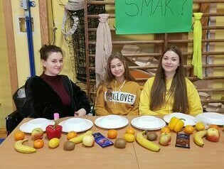 Uczennice na slai gimnastycznej prezentują owowce. 