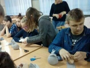 Uczniowie wykonują prace w sali lekcyjnej. 