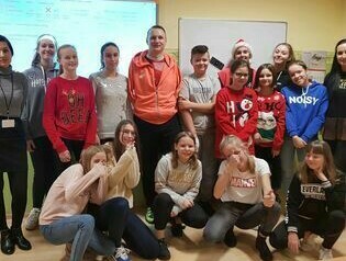 Wsp&oacute;lne zdjęcie Pana Przemka, nauczyciela oraz uczni&oacute;w w sali.