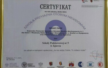 Zdjęcie certyfikatu dla szkoły.