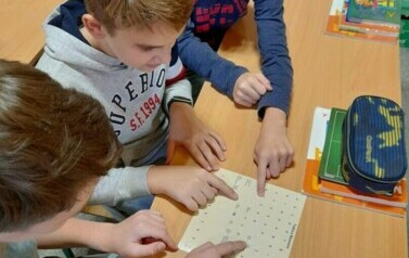 Uczniowie w sali rozwiązują zadania. 