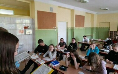 Uczniowie w sali czytają infromacje dotyczące Dnia Białej Laski.