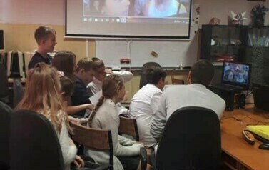 Zdjęcie przedstawia spotkanie on-line w ramach projektu Erazmus. Na zdjęciu ucznoiwie i nauczyciele. 