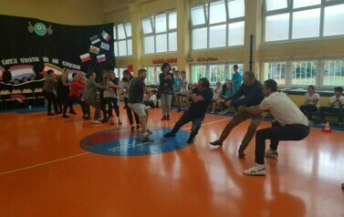 Zawody sportowe na sali gimnastycznej w SP5 w Zgierzu. 