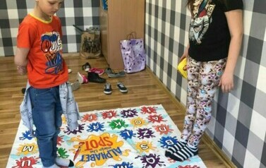 Uczniowie w sali rozwiązują zadania z Języka Angielskiego.