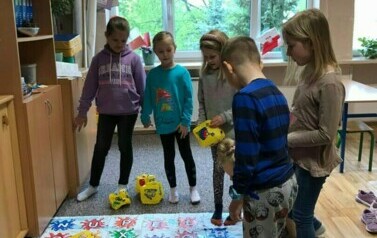 Uczniowie w sali rozwiązują zadania z Języka Angielskiego.