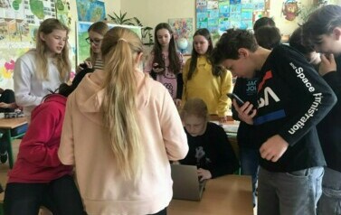 Uczniowie klas starszych wsp&oacute;lnie rozwiązują zadania.