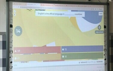 Zdjęcie aplikacji wyświetlanej na tablicy multimedialnej.