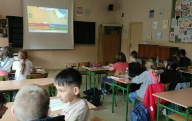Uczniowie w sali podczas zajęć.