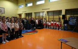Uczniowie SP 5 podczas apelu.