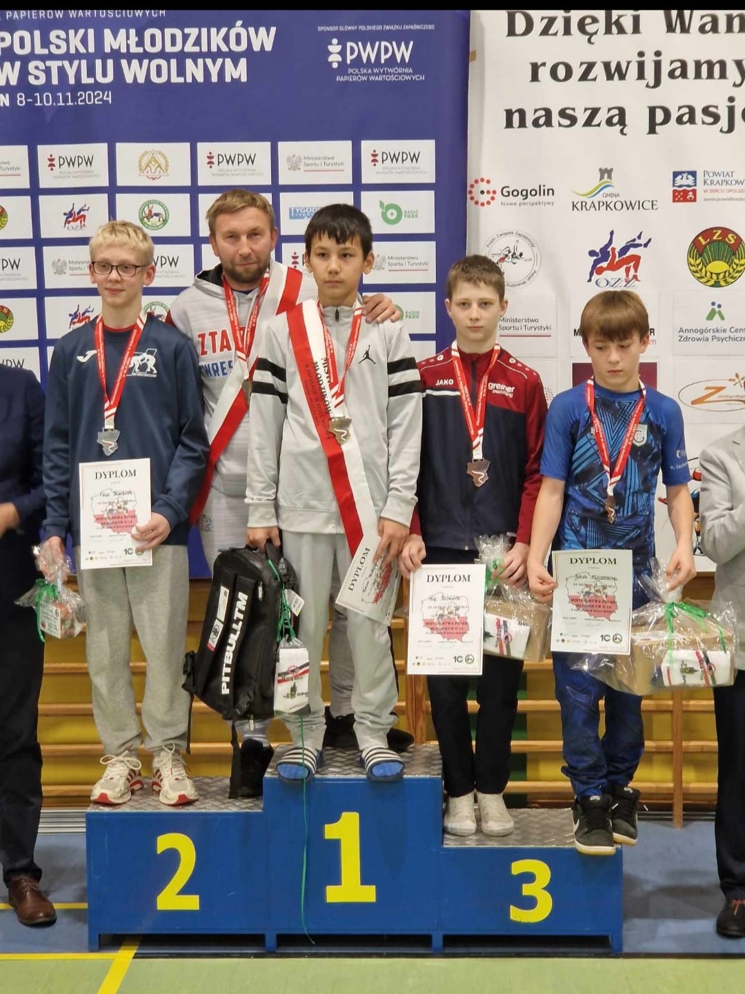 Uczniowie szkoły na&nbsp;podium.